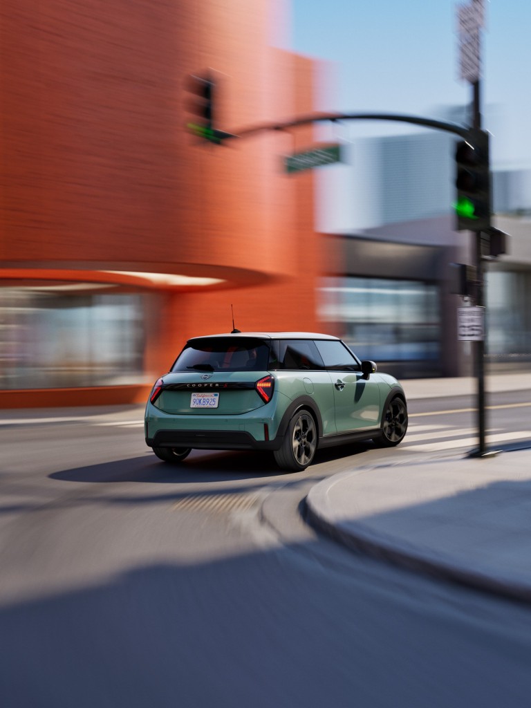 New MINI 5-door hatch – blue and white – front view