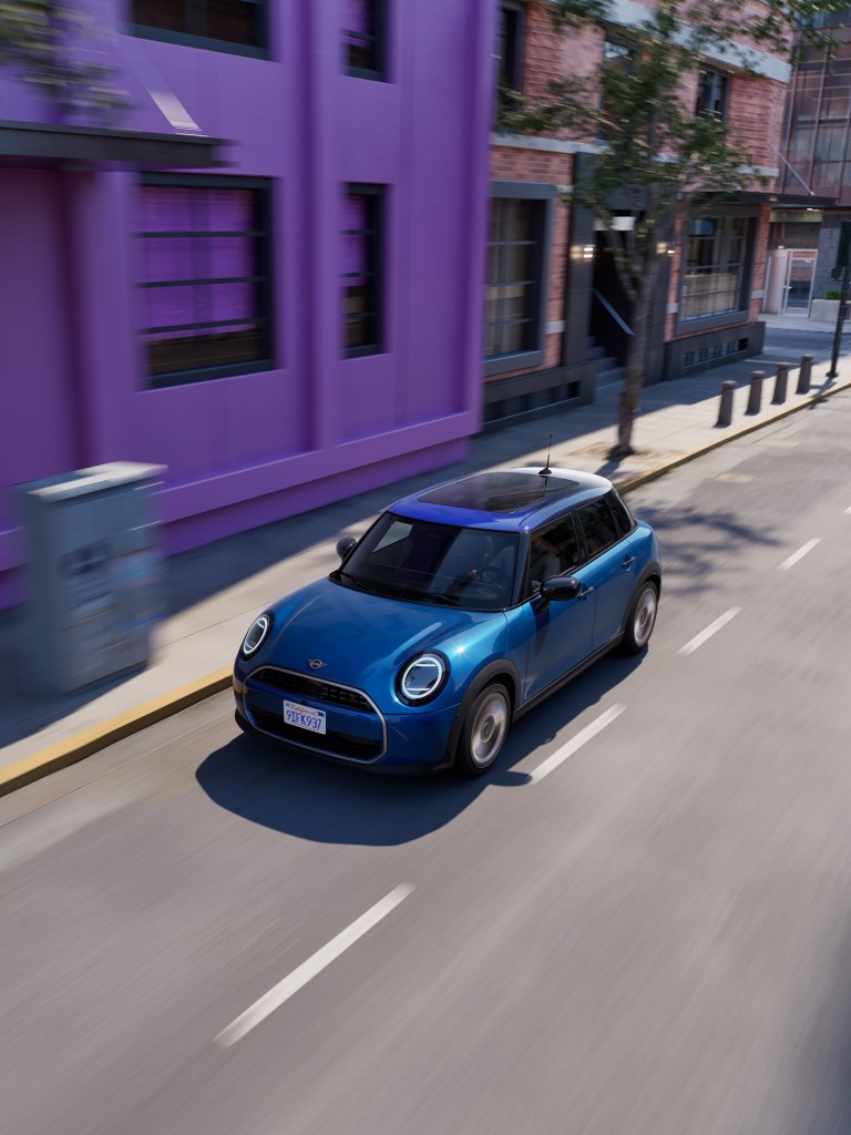 New MINI 5-door hatch – blue and white – front view