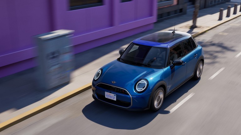 New MINI 5-door hatch – blue and white – front view