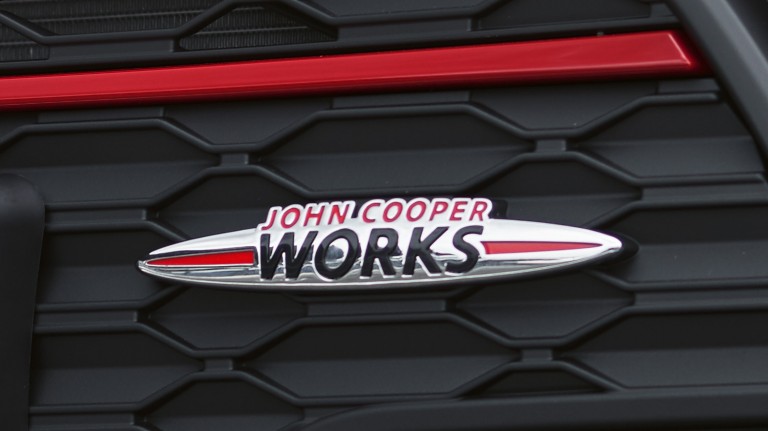 MINI John Cooper Works Clubman - lưới tản nhiệt phía trước - huy hiệu JCW 