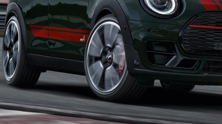 MINI John Cooper Works Clubman - phần đầu xe - đường đua