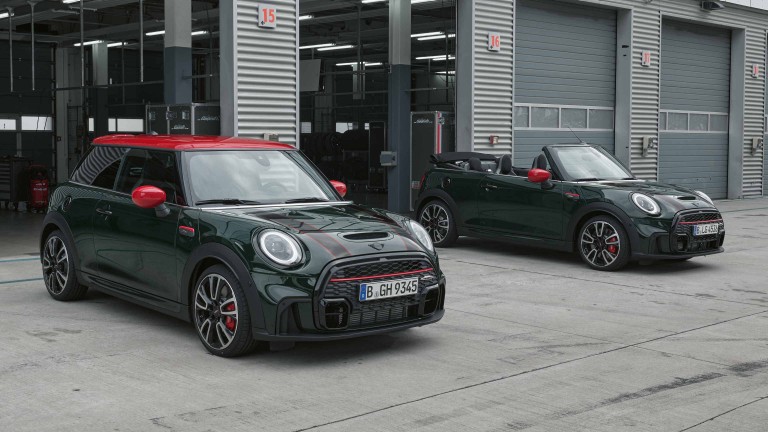 MINI Countryman – mặt trước xe màu xanh lá và đỏ –  so sánh mẫu xe