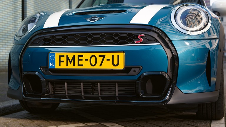 MINI 5-door Hatch – blue and white – bumper and grille
