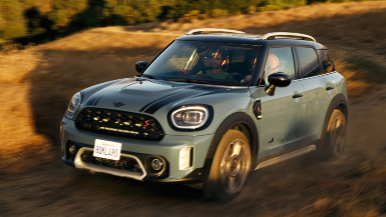 MINI Countryman – mặt bên màu xanh và đen –  so sánh mẫu xe