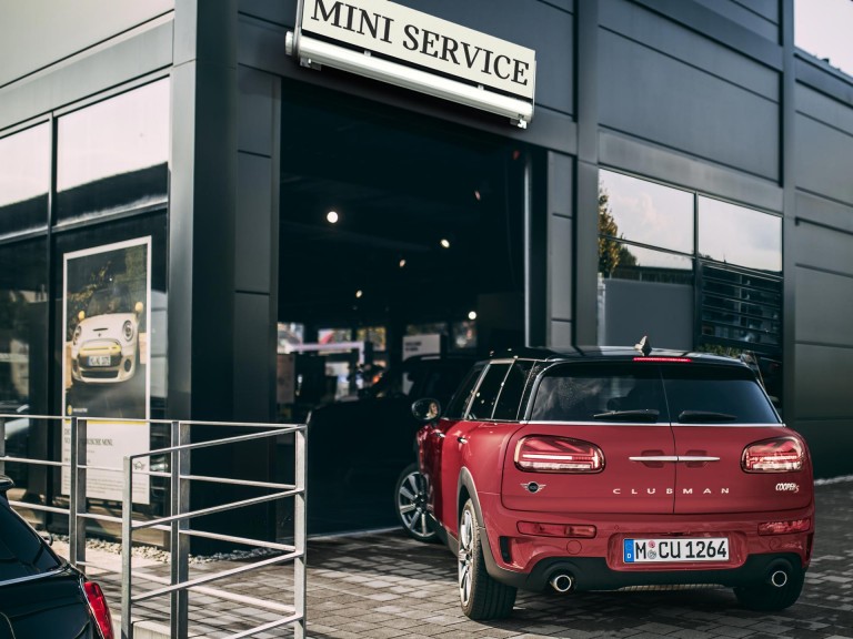 Mini service – a clubman drives into the service hall