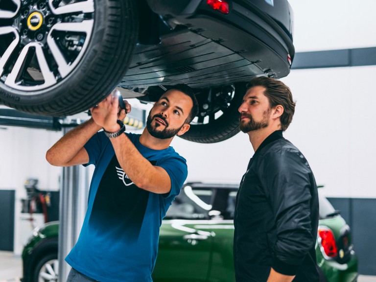 MINI Service - technicians in front of a clubman